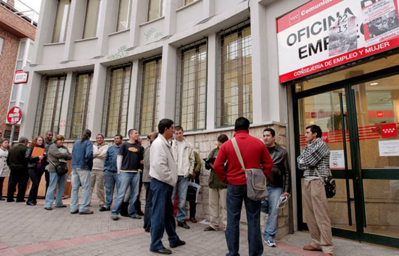 Detrás de cada empleo perdido hay más de una historia: personas que se preguntan cuando volverán a trabajar  y empresarios que cierran porque no pueden hacer frente a los pagos. 'Informe Semanal' le pone cara a una cifra escalofriante: en España ya