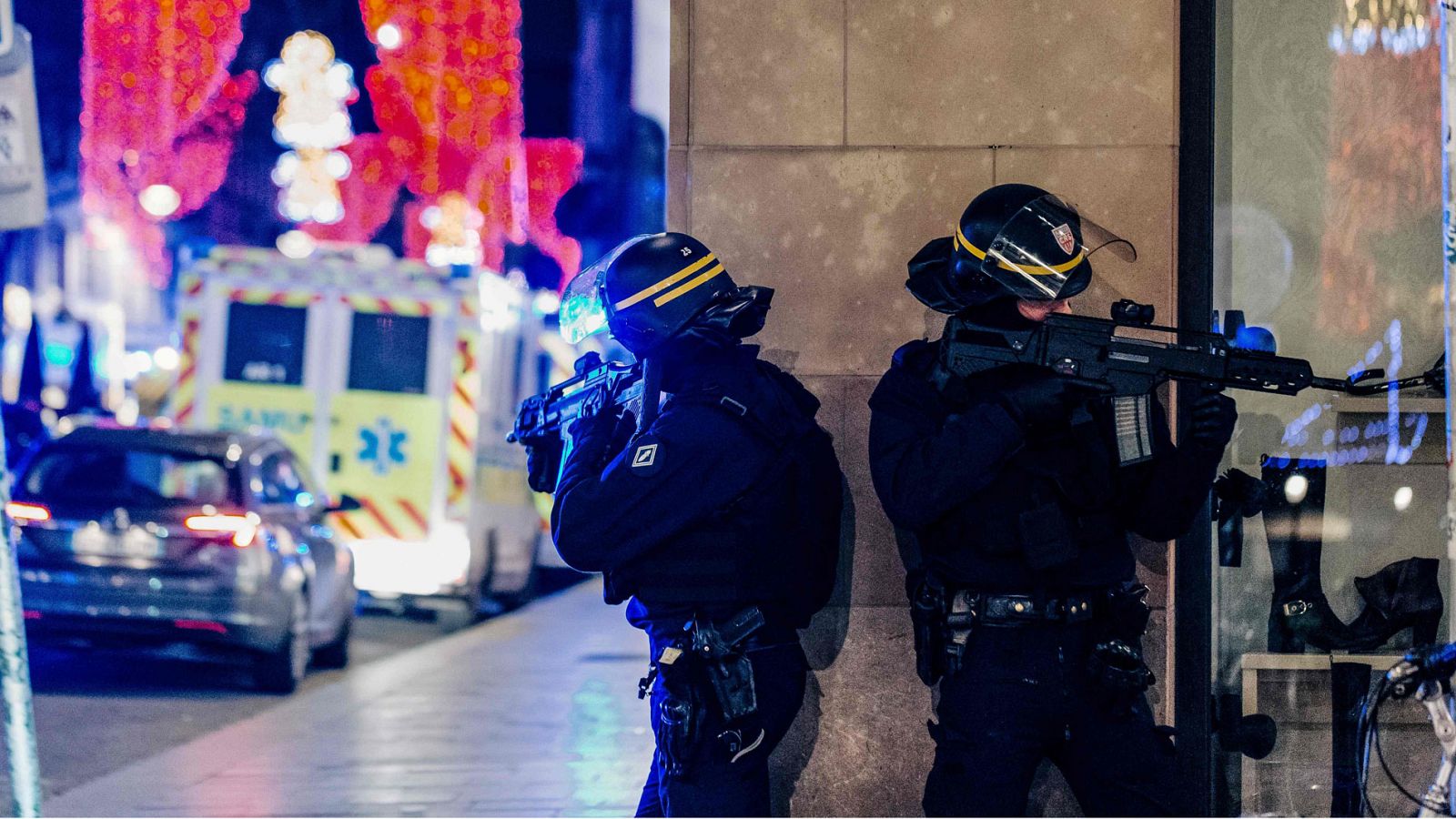 Un presunto terrorista mata a tres personas en el centro de Estrasburgo y permanece atrincherado tras escapar