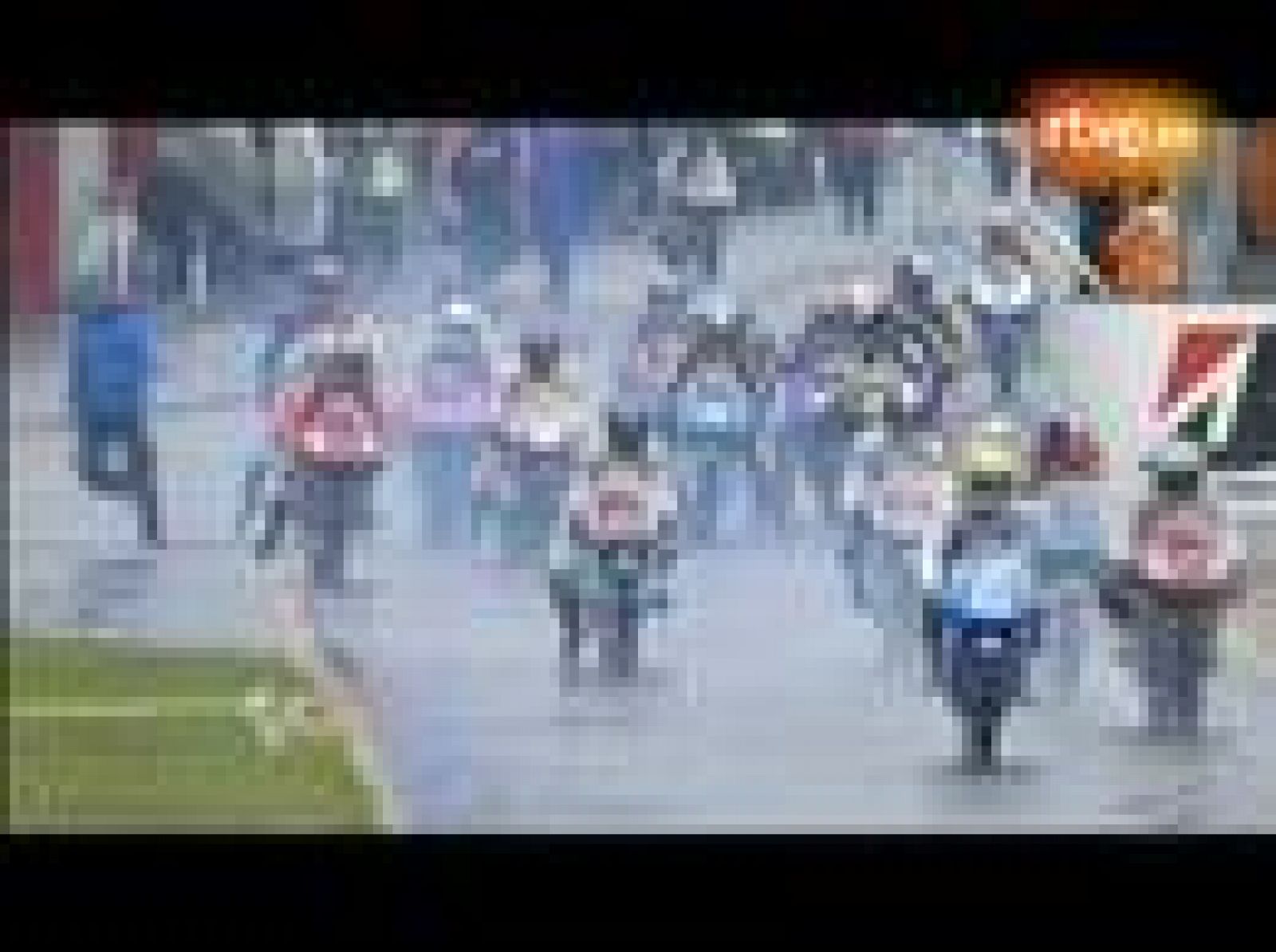 El piloto toledano Julián Simón regresa a 125 para coronarse como campeón de la categoría.