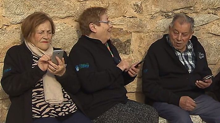 Telediario 1 - Un municipio madrileño ofrece clases de digitalización para mayores