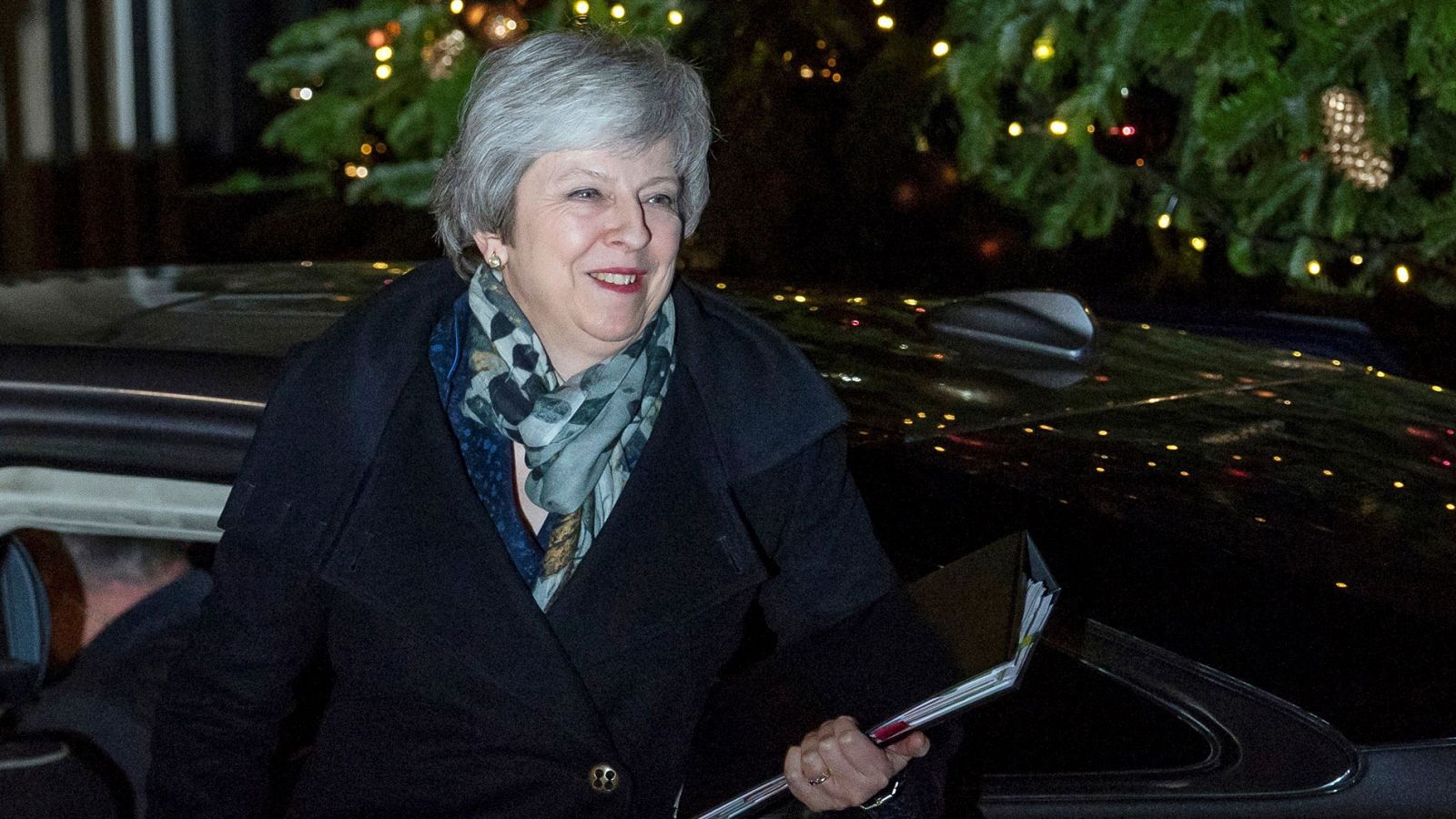 May sobrevive a la cuestión de confianza de su partido