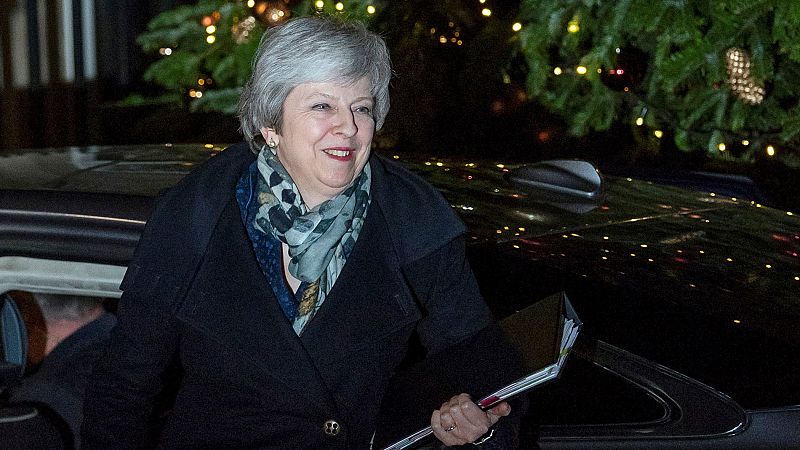 May sobrevive a la cuestión de confianza de su partido