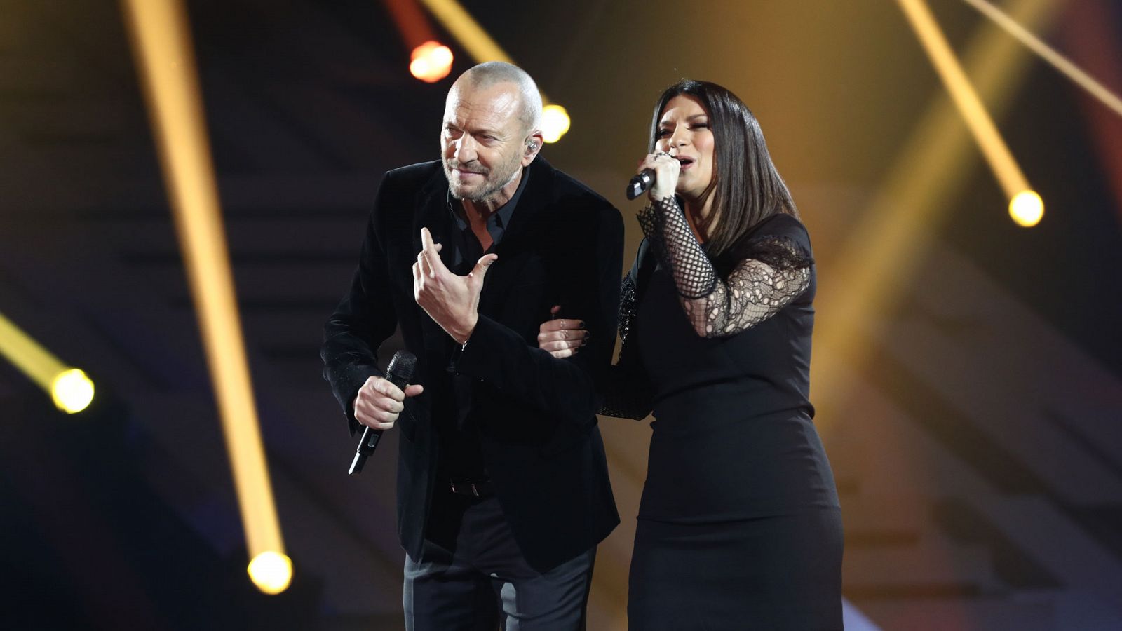OT 2018 - Laura Pausini y Biagio Antonacci cantan "El valor de seguir adelante" en la gala 12