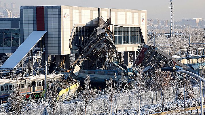 Al menos 7 muertos y 46 heridos al chocar un tren de alta velocidad en Ankara