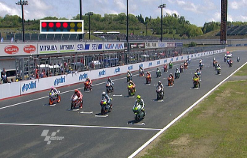 Pedrosa ha arrancado en Japón como un misil. Ha remontado  de un golpe ocho posiciones, y se ha llegado a poner en segunda posición.