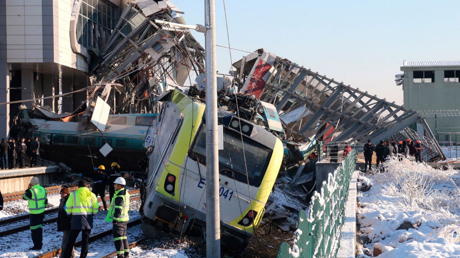 Telediario 1: Accidente de tren en Turquía con 9 muertos y 43 heridos | RTVE Play
