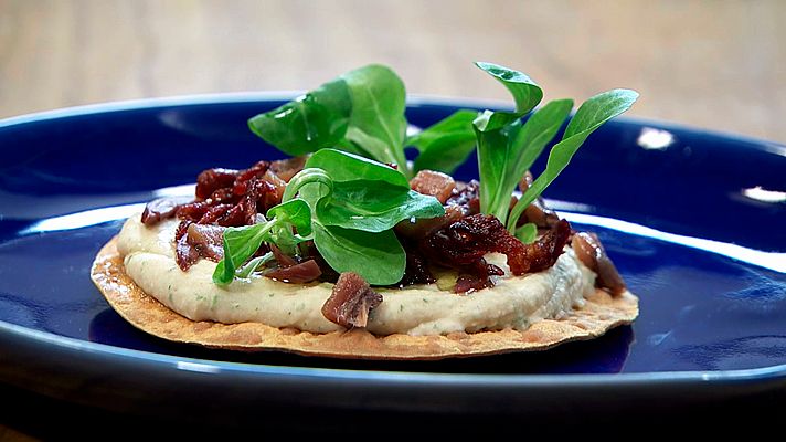 Hummus con tomates y anchoas