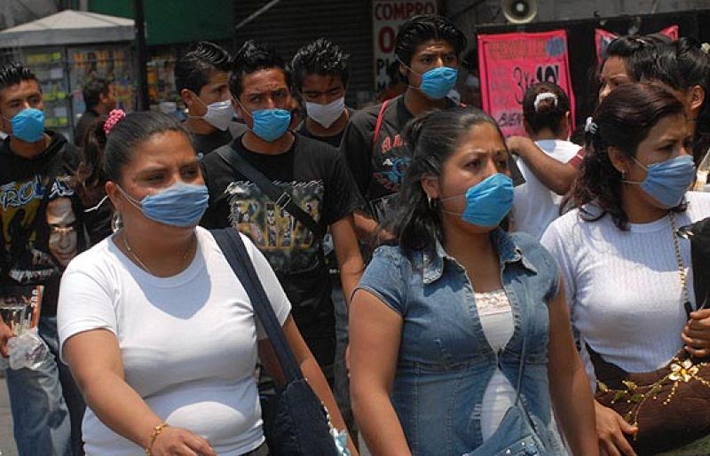 La capital mexicana afronta una nueva jornada de angustia por el brote de gripe porcina que ha dejado al menos 20 muertos y ha forzado la suspensión de misas, el cierre de restaurantes y bares, y obliga a jugar partidos de fútbol a puerta cerrada.