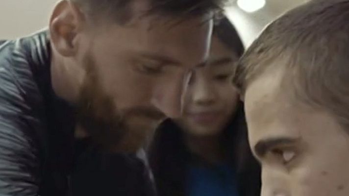 Telediario 1 - El Barça muestra su cara más solidaria por Navidad