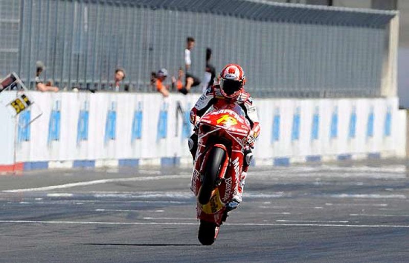 Bautista, nuevo líder en 250 cc