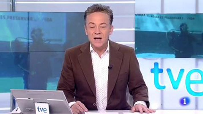 Telediario 1 - Ona Carbonell nada entre tiburones por una buena causa