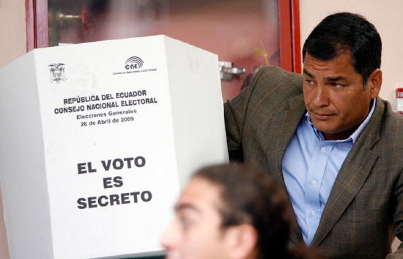 El presidente de Ecuador, Rafel Correa, es el principal favorito de las elecciones legislativas de Ecuador, aunque el opositor Lucio Gutiérrez denuncia compra de votos por parte de seguidorers del partido gobernante.  