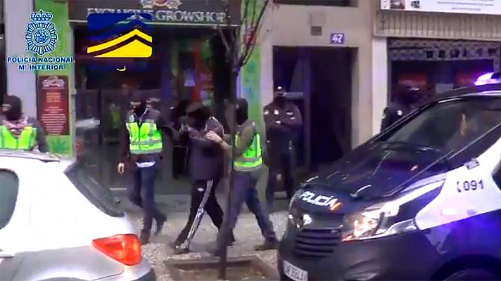 Detienen a tres jóvenes responsables de una web neonazi 