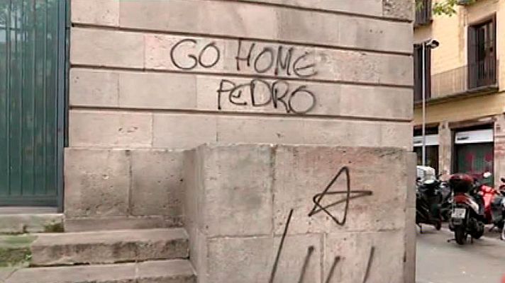 Informativo 24h - Pintadas contra Sánchez en el lugar elegido para celebrar el Consejo de Ministros en Barcelona