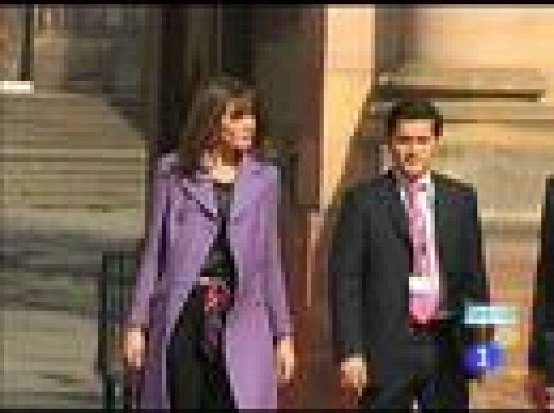 El presidente francés, Nicolas Sarkozy, llega este lunes a Madrid acompañado por su mujer, la ex modelo y cantante Carla Bruni, para iniciar su primera visita de Estado a España, a la que seguirá un día después la XXI cumbre bilateral entre los dos Gobiernos (27/04/09).