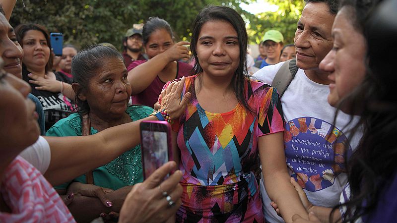 Imelda cortez: un tribunal de el salvador declara inocente a imelda cortez, acusada de homicidio por abortar - rtve. Es
