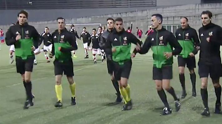 Telediario 1 - Los árbitros muestran su cara más solidaria