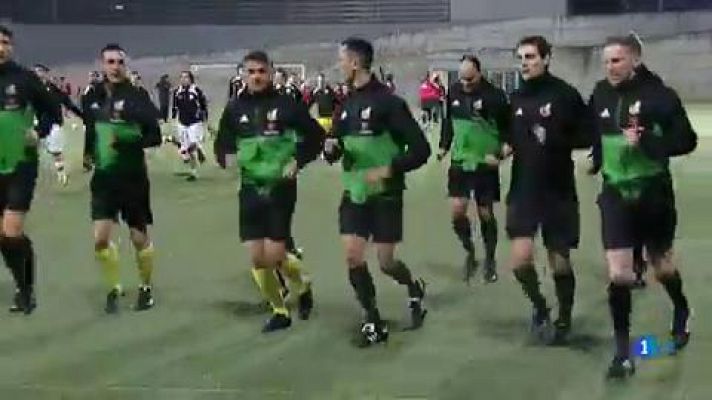 Telediario 1 - Los árbitros muestran su cara más solidaria