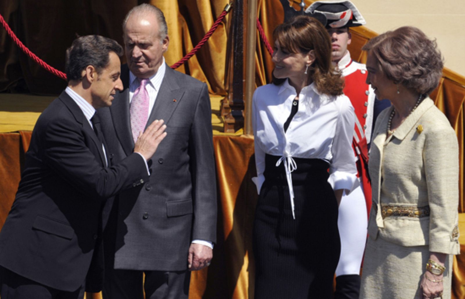 Los Reyes reciben a Sarkozy y Bruni en el Palacio del Pardo.