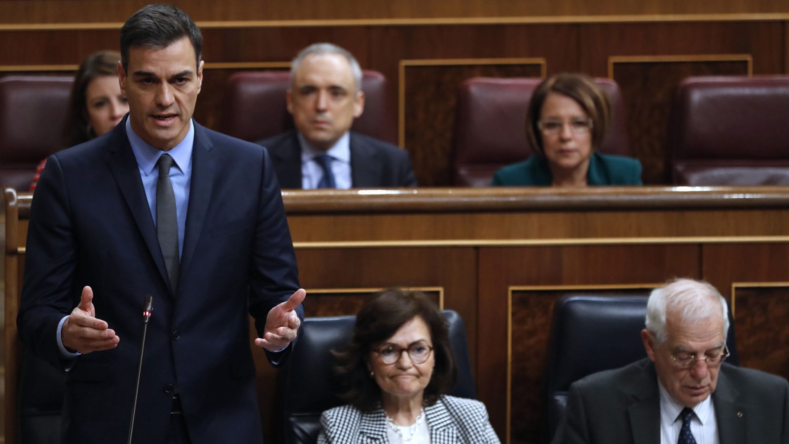 Sánchez acusa a Casado de hacer "oposición autoritaria" que está "lejos de la Constitución"