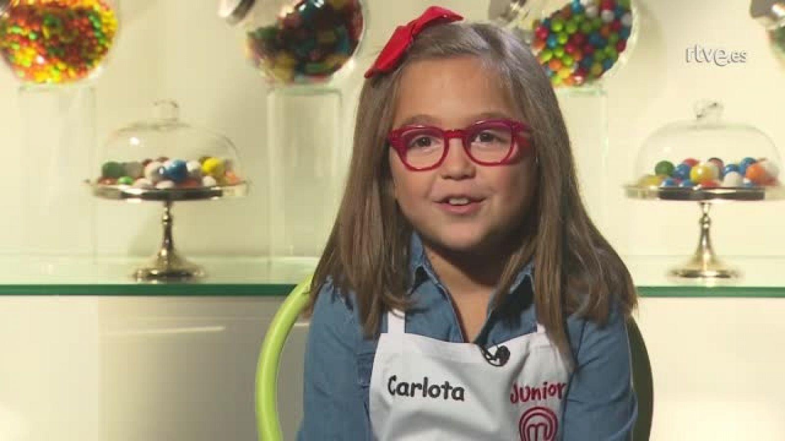 Carlota, le encantan los 'cake pops'