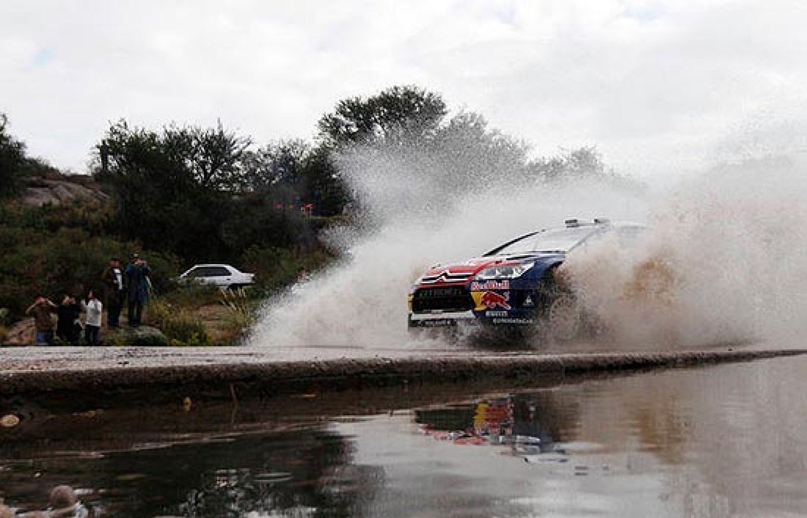 El francés Sebastien Loeb (Citroen) cumplió con los pronósticos y se hizo con el triunfo en el Rally de Argentina, quinta cita del año.