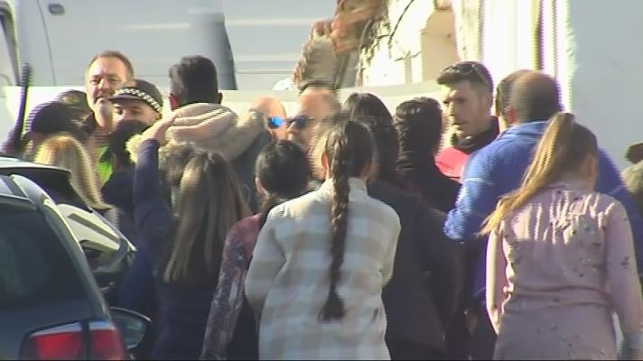 Informativo 24h - Los vecinos del asesino confeso de Laura rompen el cordón policial durante la reconstrucción de los hechos