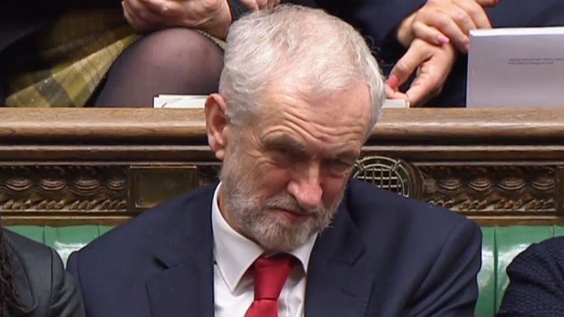 Jeremy Corbyn, acusado de llamar a May "mujer estúpida" en el Parlamento británico