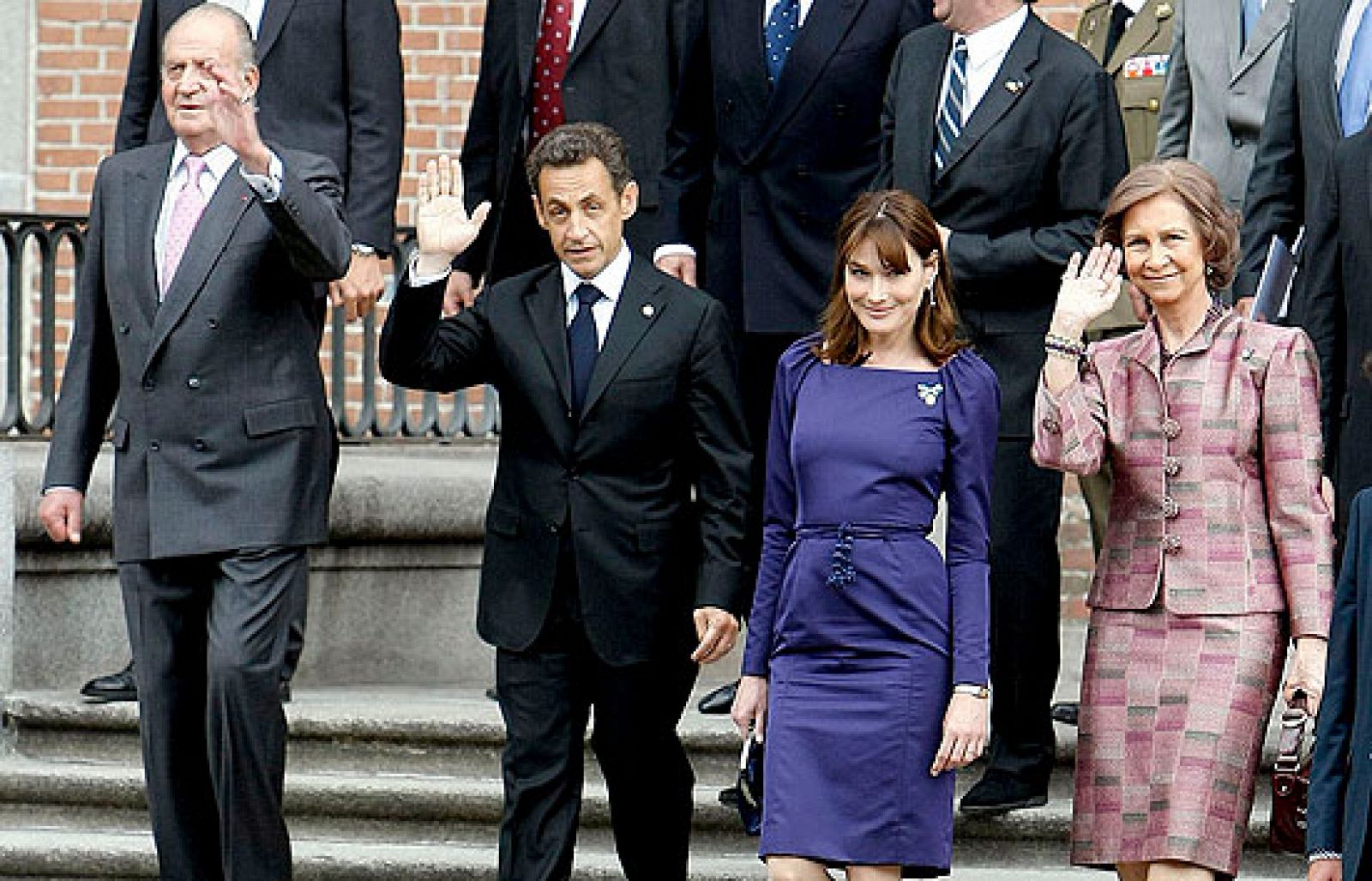 El presidente francés, Nicolás Sarkozy y su esposa Carla Bruni, visitan el Museo del Prado junto a los Reyes. Se trata de la parte más cultural de su primera visita de Estado a España.