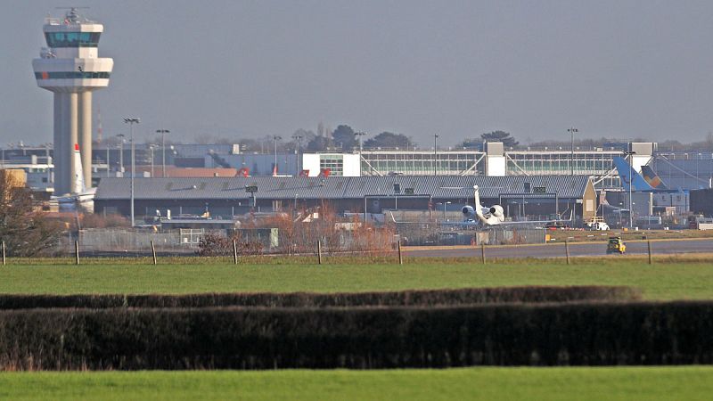 El aeropuerto londinense de Gatwick, cerrado por la presencia de drones
