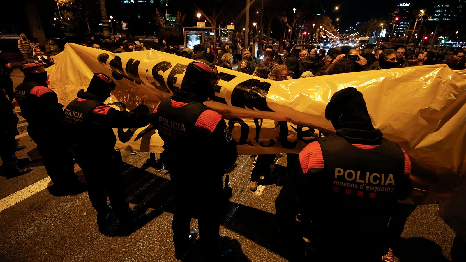 Activistas de los CDR y Arran cortan la Diagonal cerca del Palau de Pedralbes