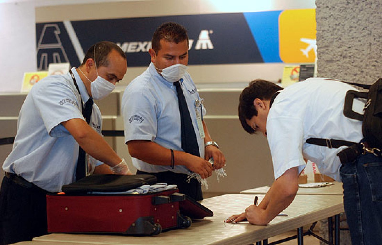 Control en los aeropuertos por la gripe porcina - Ciencia y tecnología en Rtve.es | Ver