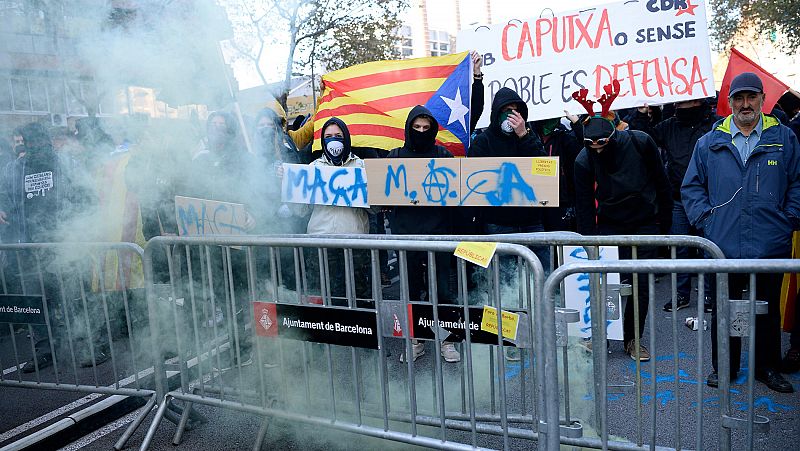 Los Mossos cargan contra un grupo de CDR que les arrojaba vallas en Barcelona