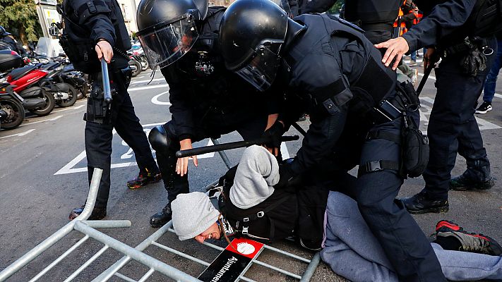Informativo 24h - Cuatro detenidos en las cargas de los Mossos durante las protestas de los CDR en Barcelona