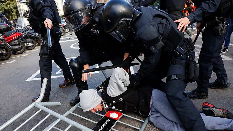 Cuatro detenidos en las cargas de los Mossos durante las protestas de los CDR en Barcelona