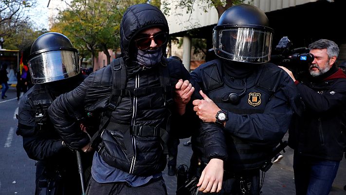 Informativo 24h - Los Mossos detienen a siete personas en las protestas de los CDR por el Consejo de Ministros