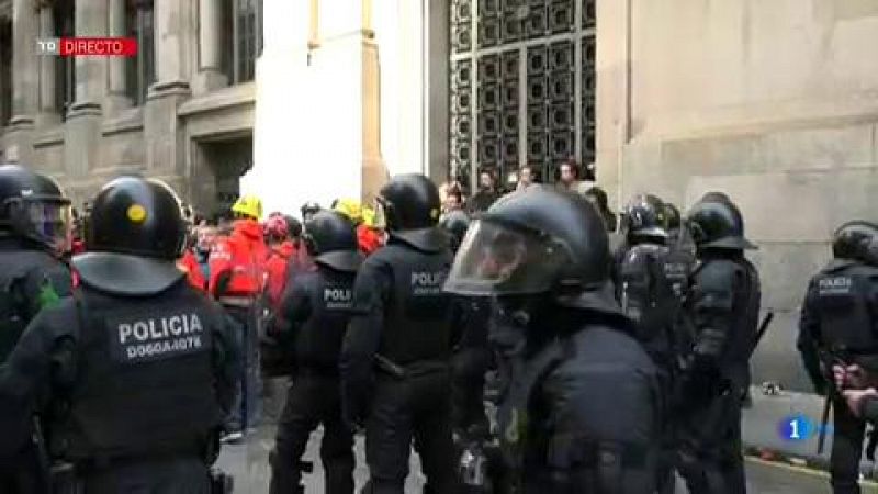 Al menos 11 detenidos y 32 heridos en las cargas de los Mossos contra los CDR en Barcelona