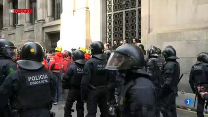 Telediario 1 - Al menos 11 detenidos y 32 heridos en Barcelona