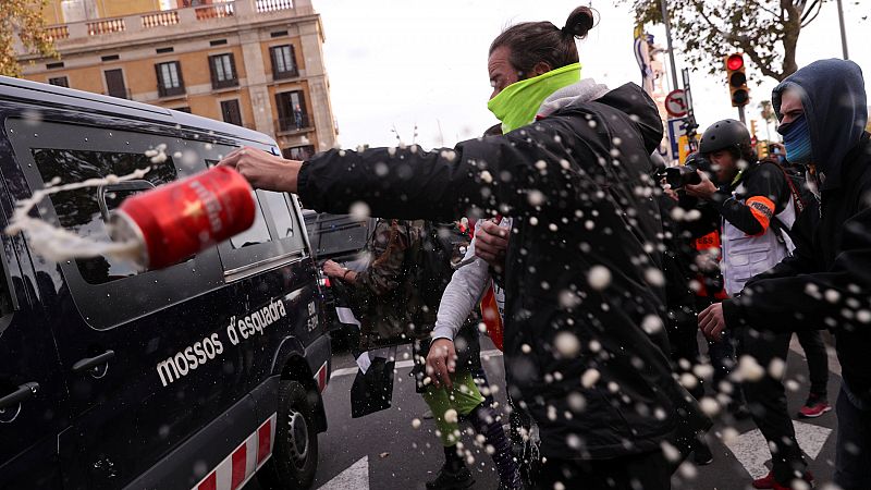 Jornada de incidentes entre Mossos y manifestantes durante el Consejo de Ministros en Barcelona
