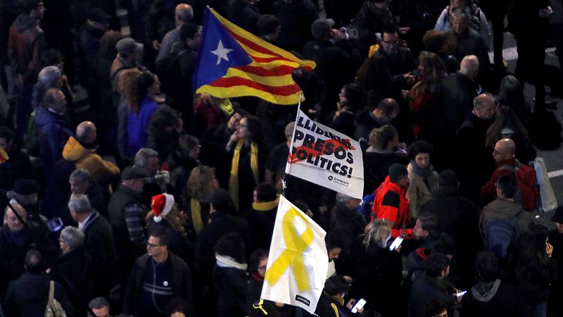Multitudinaria manifestación en Barcelona contra el Consejo de Ministros