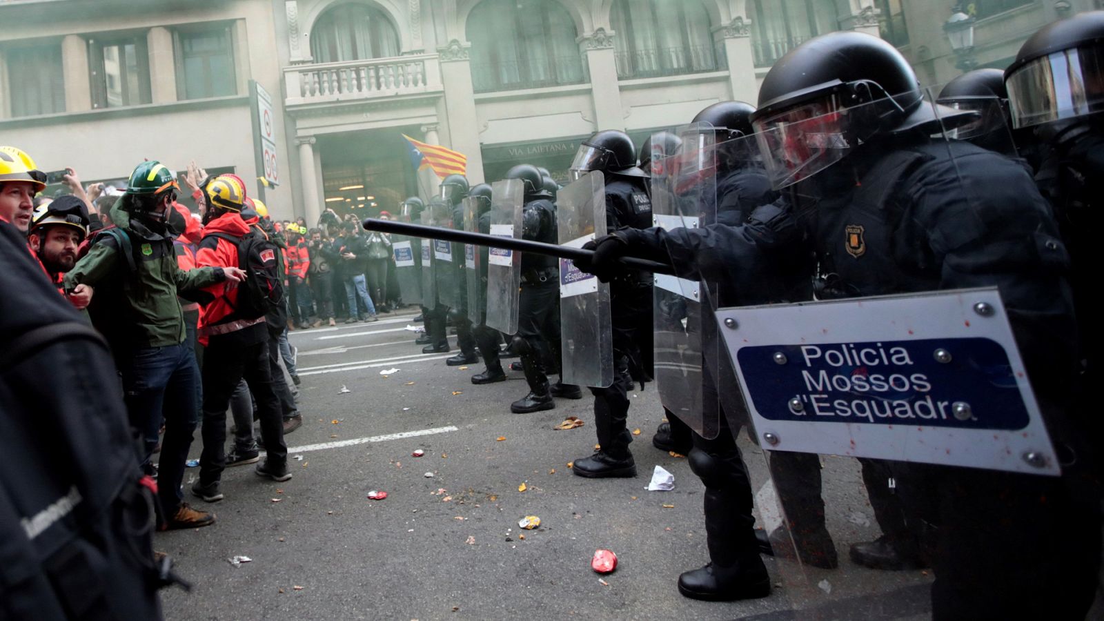 Telediario 1: 13 detenidos y 77 heridos en las protestas de los CDR contra el Consejo de Ministros en Barcelona | RTVE Play