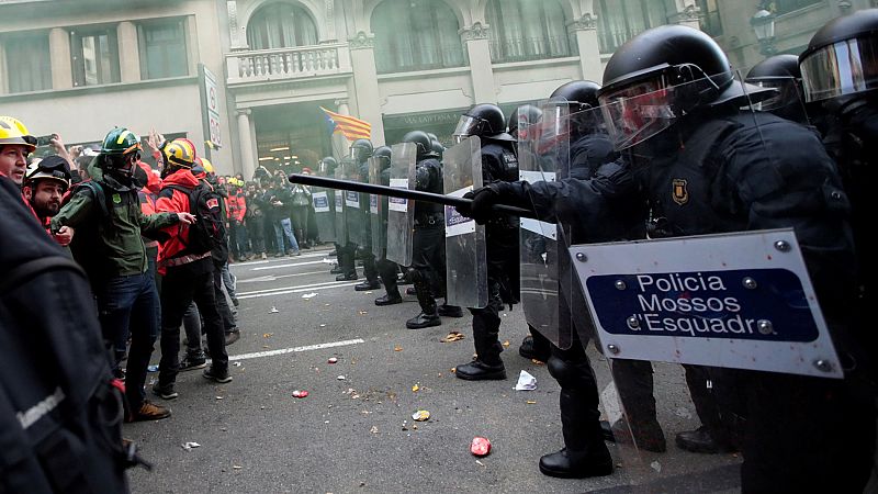 13 detenidos y 77 heridos en las protestas de los CDR contra el Consejo de Ministros en Barcelona