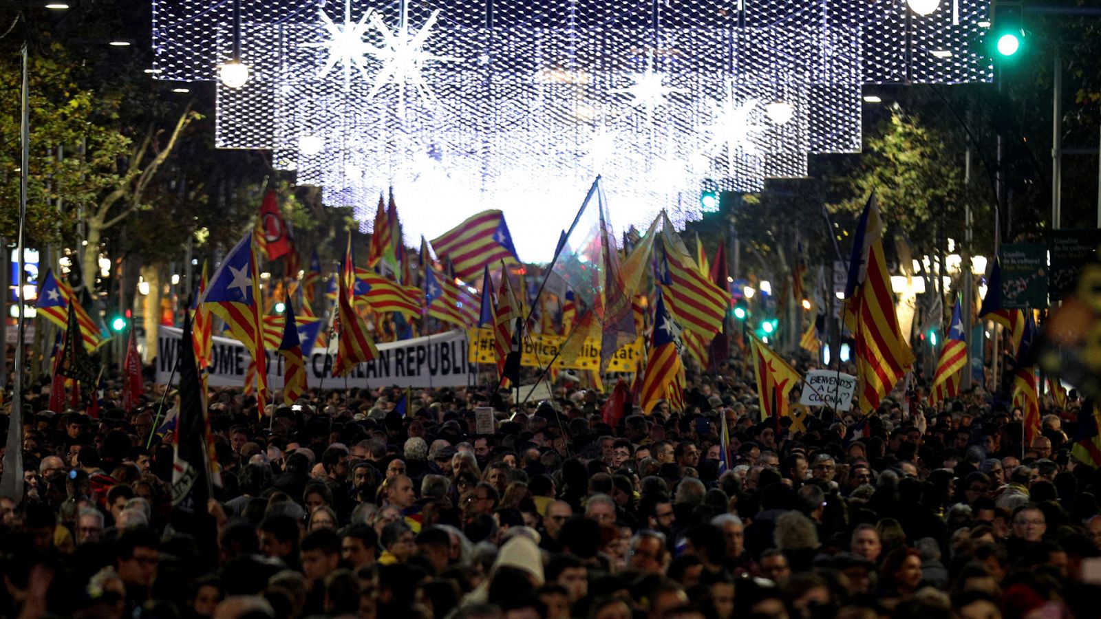 Telediario 1: Miles de personas se manifiestan en Barcelona contra el Consejo de Ministros y por la libertad de los independentistas presos | RTVE Play