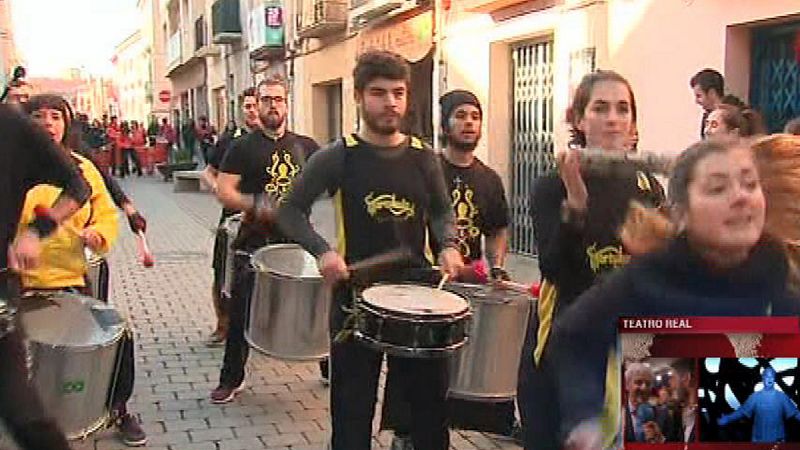 Las primeras agraciadas con el segundo premio de la Lotería de Navidad 2018, que ha recaído en el número 21.015, vendido en Castellbisbal (Barcelona), han comenzado a acercarse a la administración para celebrarlo. Una batucada ha acompañado estos mom