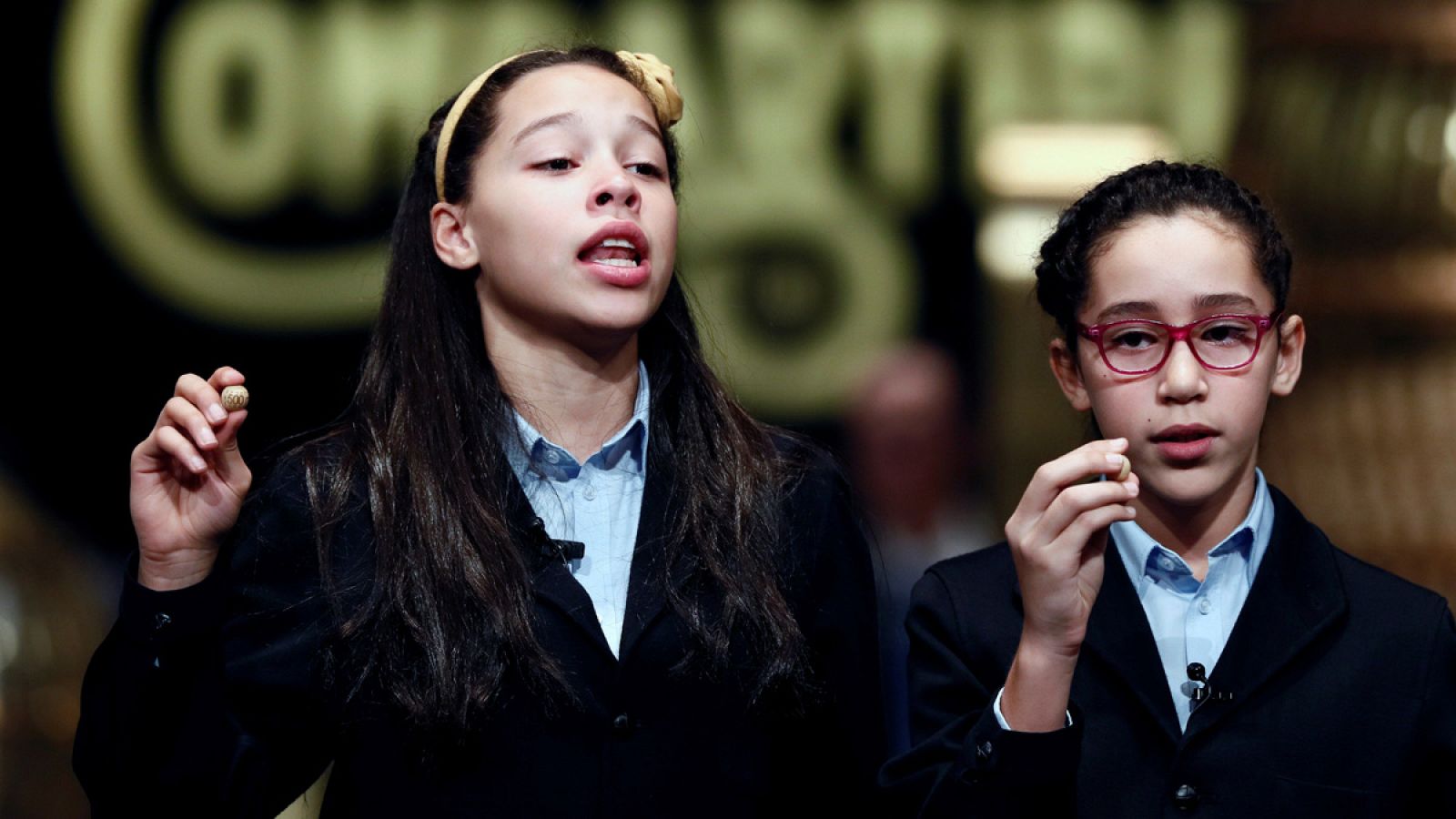 El número 4.211 ha resultado agraciado con el tercer premio de la Lotería de Navidad 2018. Miranda de Ebro (Burgos) es el lugar más afortunado con este premio que está muy repartido al venderse por máquinas. El tercer premio lo ha cantado la hermana 