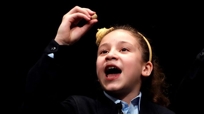 Aya, la niña de los "miiil euros", vuelve a triunfar y esta vez canta el Gordo