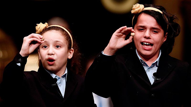 Carla y Aya han sido las grandes protagonistas de El Gordo de la Lotería de Navidad 2018 y esta ha sido la conversación entre las dos niñas del Colegio de San Ildefonso en el Palacio Real donde se ha realizado el Sorteo de Navidad.