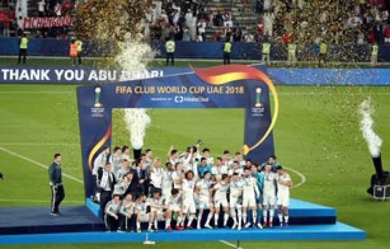 El Real Madrid levanta el trofeo que le acredita como campen del mundo de clubes