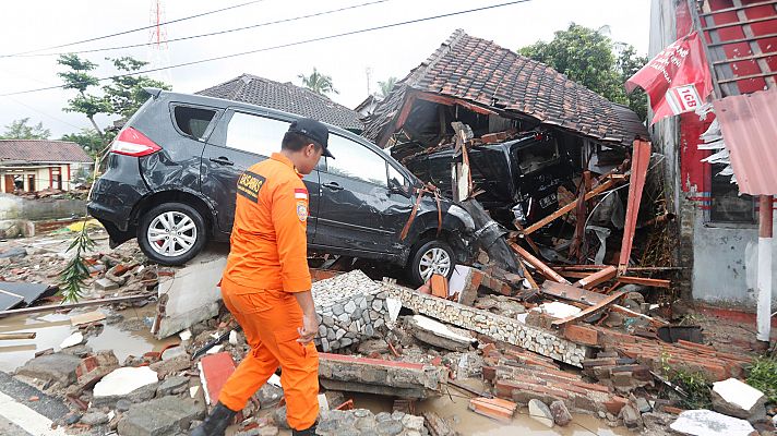 Al menos 168 muertos y más de 700 heridos por un tsunami en Indonesia