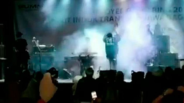 El tsunami sorprende en un concierto y arrasa todo a su paso